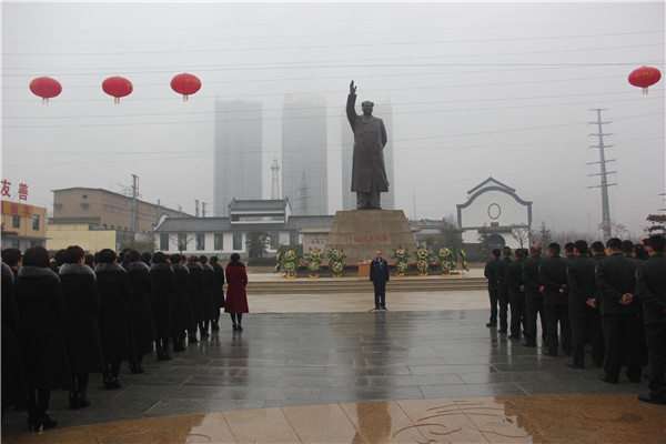 12月26日，后八里沟村在伟人广场举行了毛主席诞辰123周年暨毛主席像揭幕一周年纪念活动