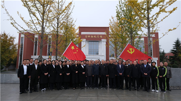 10月25日，村党委组织党员代表、村民代表和优秀员工外出学习